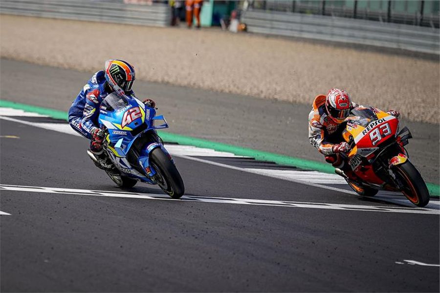 Rins pips Marquez by 0.013 to take dramatic British MotoGP win